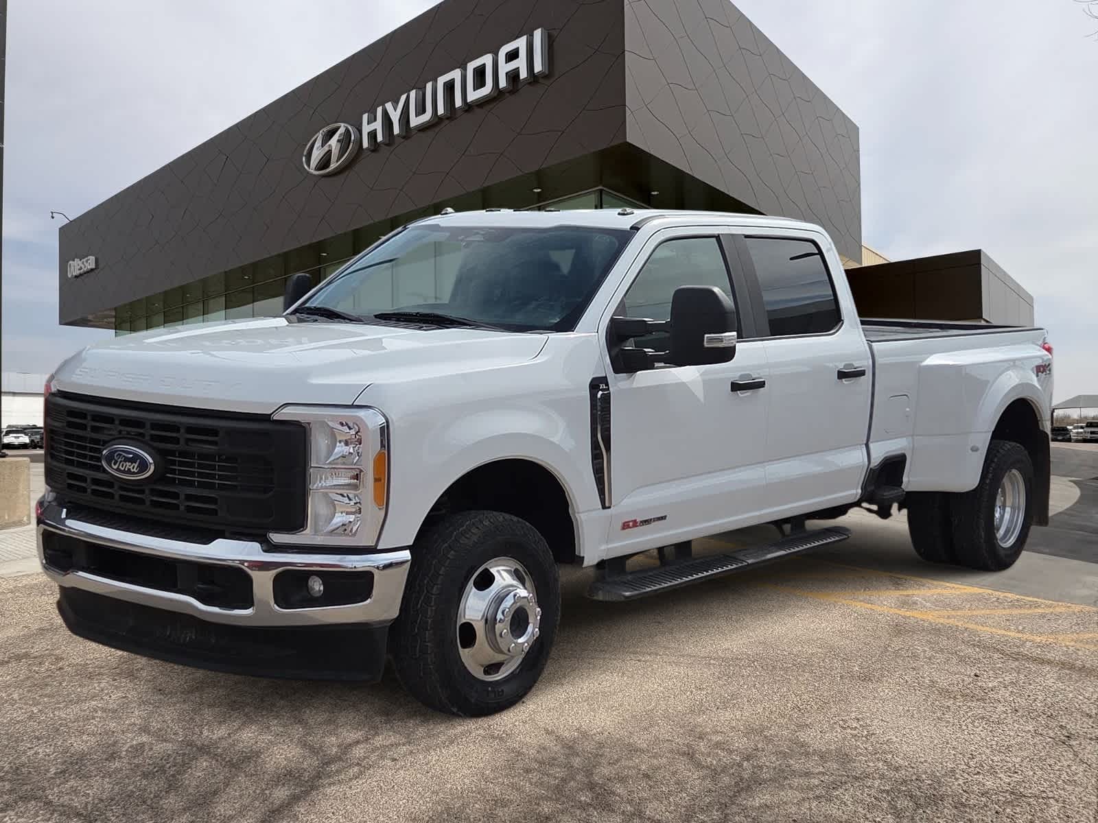 2023 Ford Super Duty F-350 DRW Pickup XL