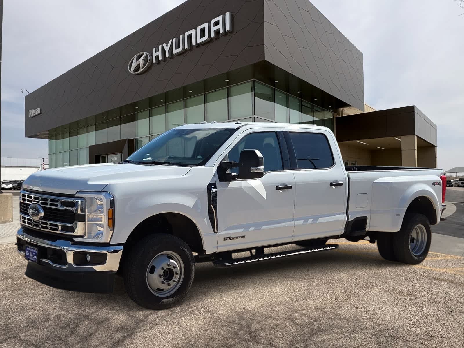 2025 Ford Super Duty F-350 DRW Pickup XLT