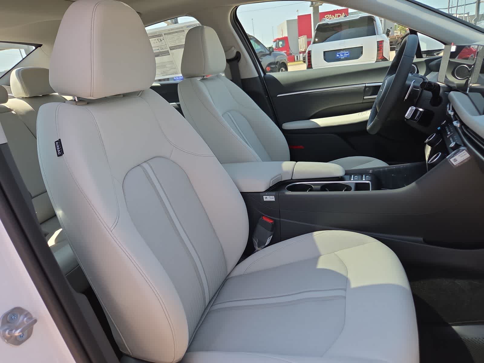 2026 Hyundai SONATA HYBRID SEL