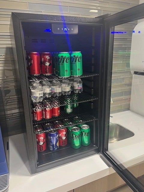 Cold beverage refrigerator